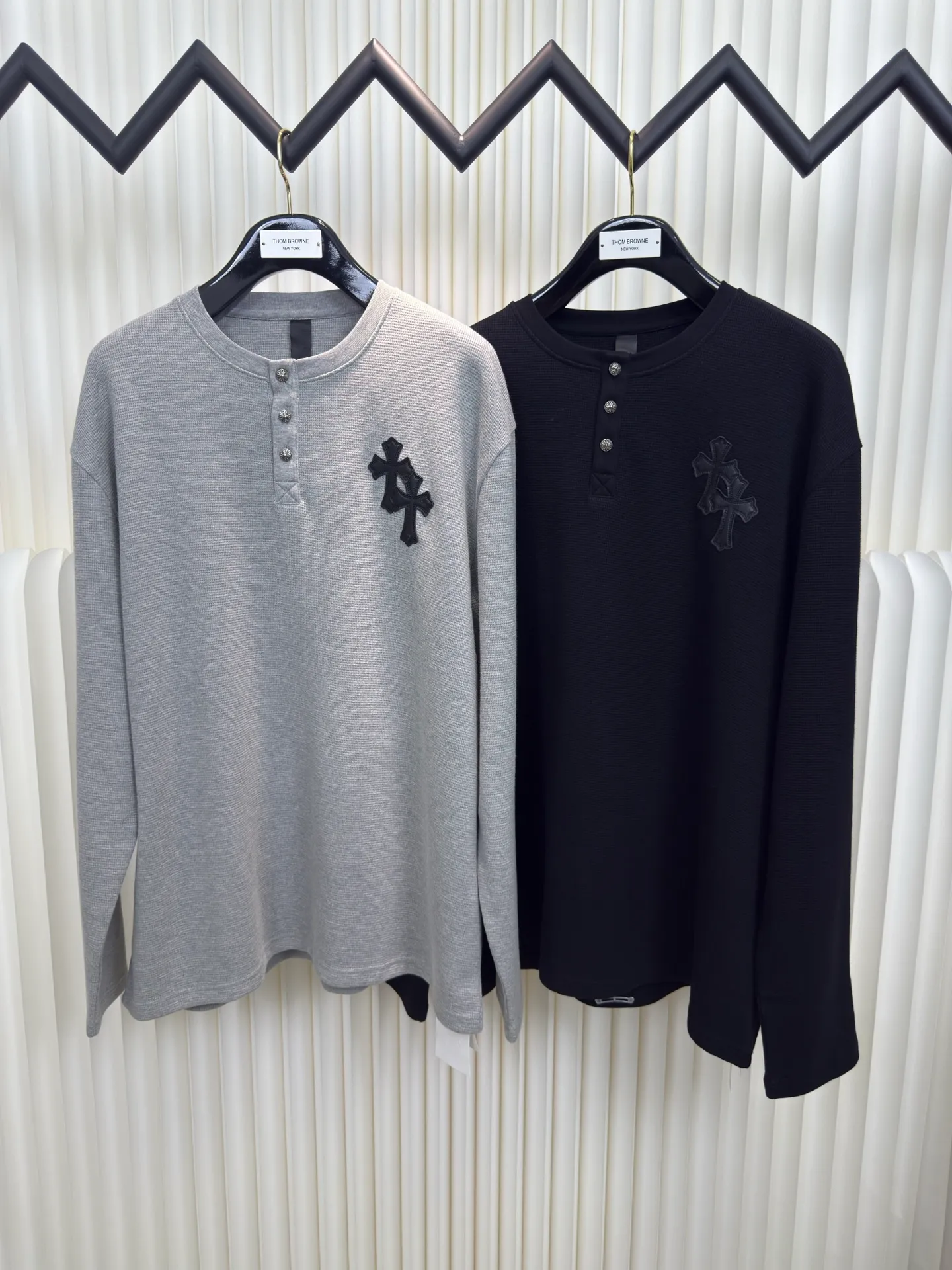 P400 Chrome Hear patchwork leather Henry collar waffle sweatshirt. The fabric is made of 350g cotton waffle double-layer material before washing (to distinguish low-weight, cut corners and non-pure cotton market products). The silver buckles and scrolls are made of antique bronze and real silver (the materials have reached 300+ quality in the market). The leather label is still made of genuine imported lambskin. The most important thing is the hand-sewn leather (the cost is high when it comes to handwork). A lot of effort has been put into the fabric, hardware and craftsmanship. The top quality in the market. The industry benchmark is only owned by a few people. Size S M L